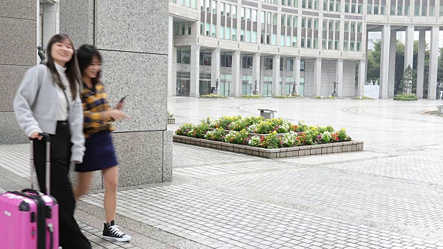 来自中国的年轻女游客，在互相拍照。视频素材