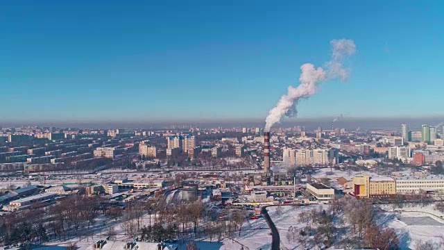 坏生态。热电厂位于住宅区的中心，从高高的管道中喷出浓烟，污染了城市的空气。空中无人机视频。视频素材