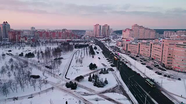 大城市多层公寓住宅小区的空中全景。落后的相机运动视频素材