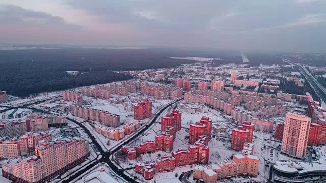 大城市多层公寓住宅小区的空中全景。落后的相机运动。视频素材