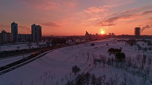 日落时分，无人机在这个大城市巨大的立交桥上鸟瞰。视频素材