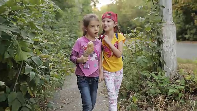 两个小女孩的女朋友回家在路边聊天视频素材