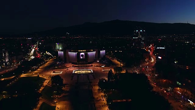 夜间，一架无人机在保加利亚索菲亚市中心的公园降落视频素材