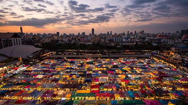 ZO夜市叫火车夜市Ratchada晚上到晚上TL D2N鸟瞰，人们可以享受到很多街头小吃，位于Ratchadapisek百货商场后面，曼谷，泰国视频素材