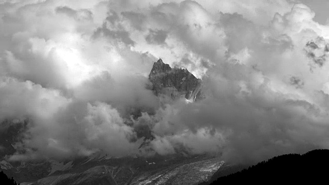 云雾朦胧山，快速移动的时间流逝，尖峰杜，迷笛峰，法国视频素材