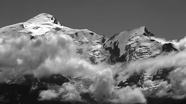 勃朗峰雪覆盖的山脉，山峰与时间流逝的云山谷，法国视频素材