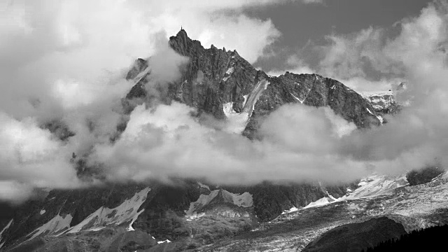 山与白云，云移动的时间流逝山和山谷，Aiguille du midi，法国阿尔卑斯山视频素材