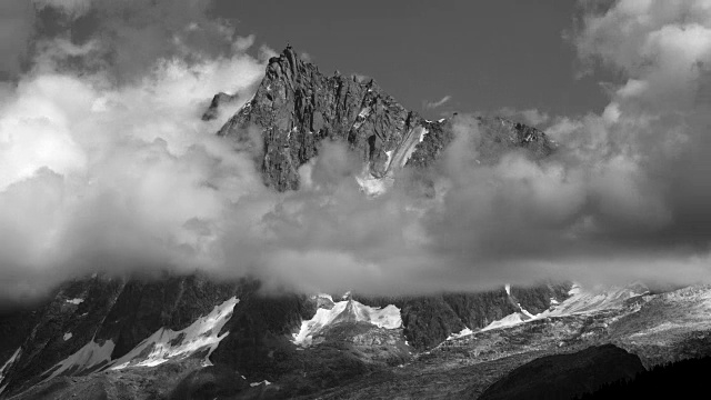 山与白云，云移动的时间流逝山和山谷，Aiguille du midi，法国阿尔卑斯山视频素材