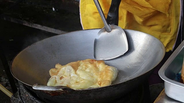 在平底锅里煎蛋卷。视频素材