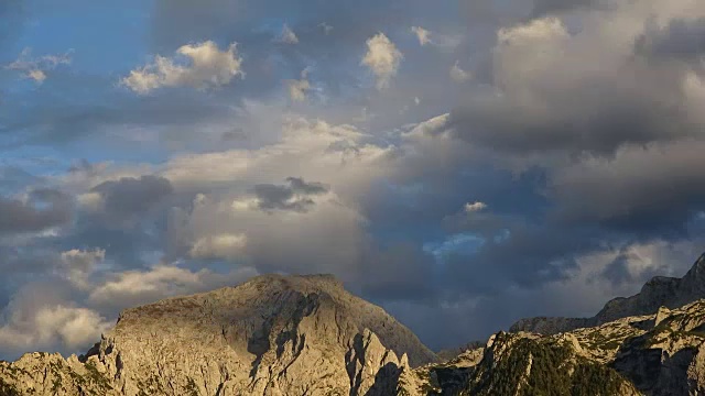 云在山上移动，高山景观，阿尔卑斯山，巴伐利亚，山地森林，时间流逝视频素材