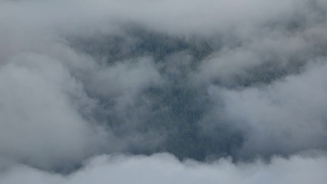 云在山上移动，高山景观，阿尔卑斯山，巴伐利亚，山地森林，时间流逝视频素材