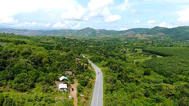 鸟瞰图公路上的山口。视频素材