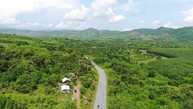 鸟瞰图公路上的山口。视频素材