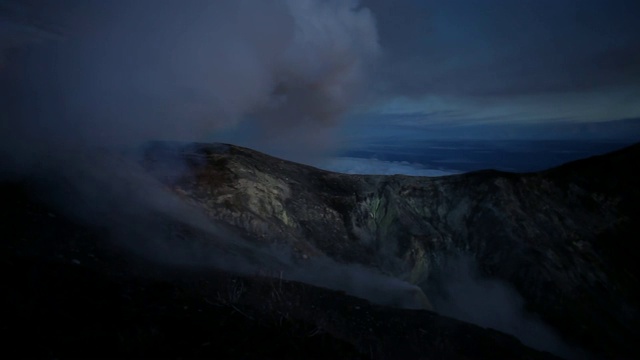 夜晚，烟雾从火山口升起，图里亚巴，哥斯达黎加，2010年5月视频素材