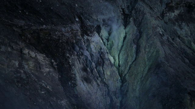 烟从硫磺火山口上升，图里亚巴，哥斯达黎加，2010年5月视频素材