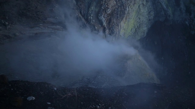 2010年5月，哥斯达黎加Turrialba火山口冒出浓烟视频素材