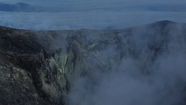 烟从火山口升起，图里亚巴，哥斯达黎加，2010年5月视频素材