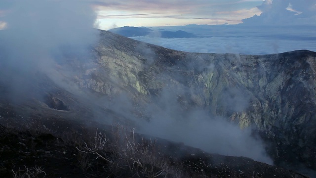 潘烟从火山口上升，图里亚巴，哥斯达黎加，2010年5月视频素材