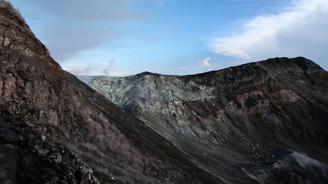 倾斜从火山口上升到烟雾在天空，图里亚巴，哥斯达黎加，2010年5月视频素材