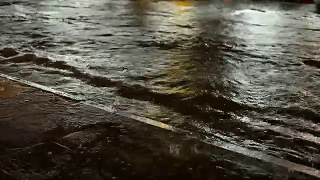 雨夜的洪水道路交通视频素材