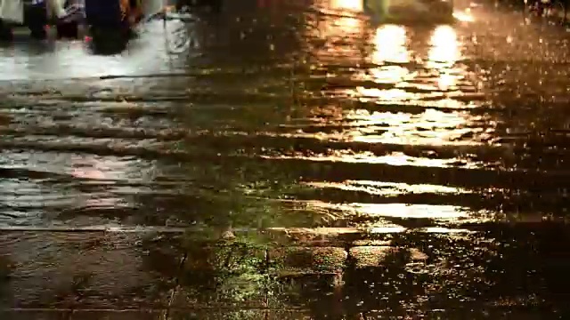 洪水道路在夜间降雨与汽车为背景视频素材