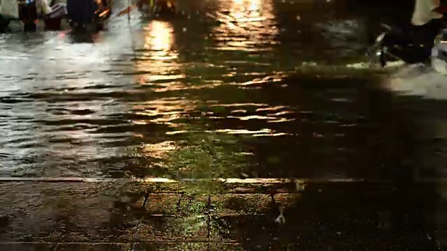 夜雨以摩托车和汽车为背景，淹没了道路视频素材