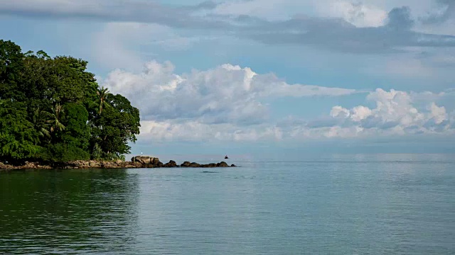 在泰国普吉岛巴东海滩的天空和云移动的时间流逝在早上视频素材