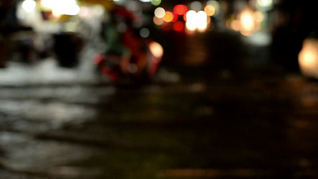 夜间降雨与模糊的汽车在洪水道路的背景视频素材