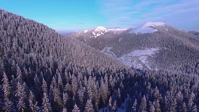 冬季山脉的鸟瞰图视频素材