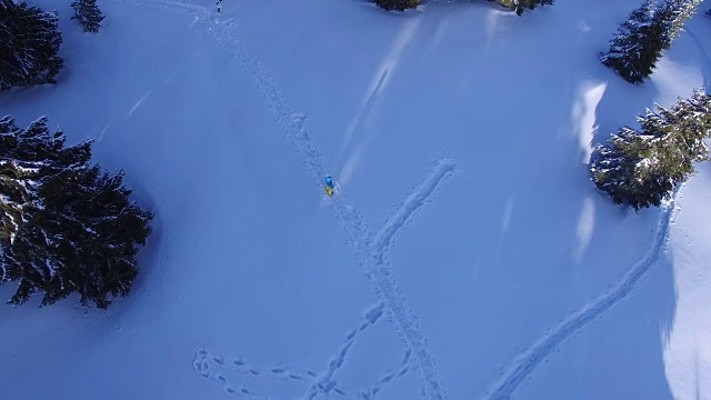 一个冒险家张开双臂坠入雪地视频素材