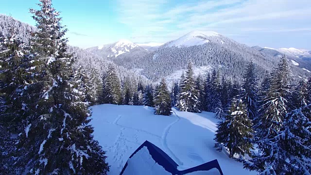 飞过冬天山上的老木屋视频素材