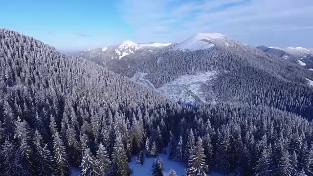 飞过冬天的山脉视频素材