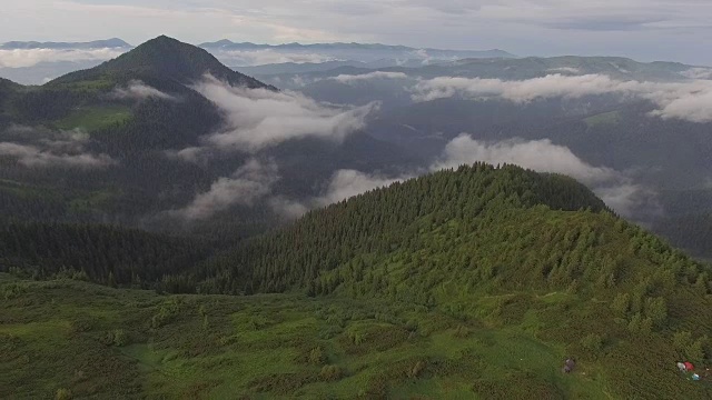 飞过山里的露营地视频素材