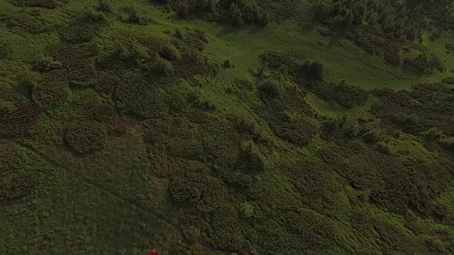 在暴风雨后的山上，飞过令人惊叹的日落视频素材