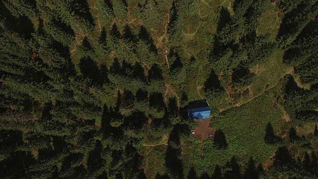 飞越这条小道到山顶视频素材