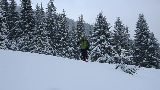 穿着雪地鞋和护目镜的旅行者视频素材