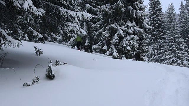 穿着雪鞋的冒险者在厚厚的雪地里行走视频素材