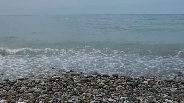 海滩上的海浪。自然背景。视频素材