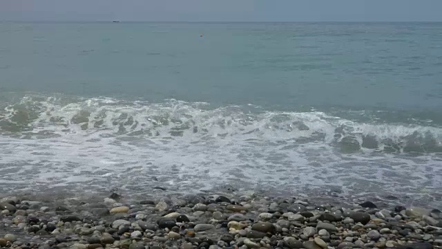 海滩上的海浪。水中白色的泡沫。视频素材