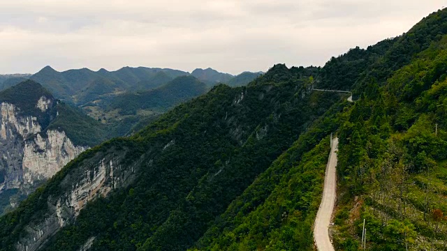 鸟瞰山间蜿蜒的道路视频素材