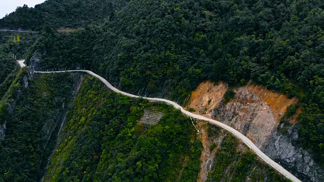 鸟瞰山间蜿蜒的道路视频素材