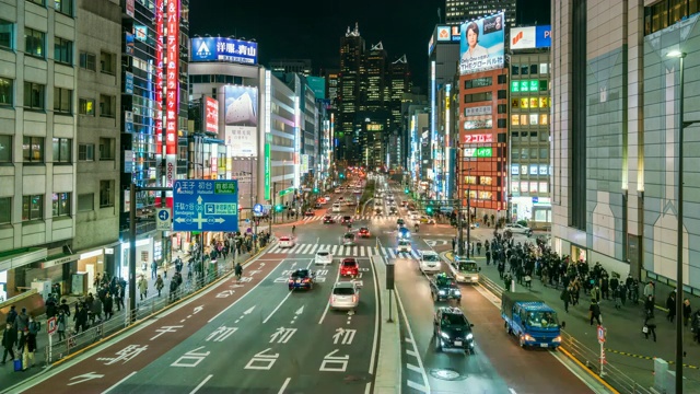 4K延时:新宿是东京地区的一个著名景点，夜间的行人和车流视频下载