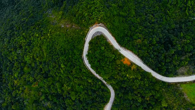 鸟瞰山间蜿蜒的道路视频素材