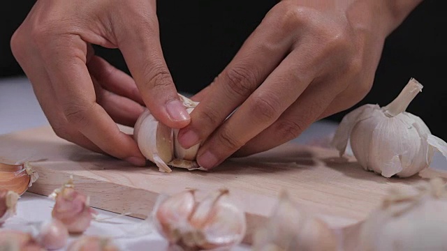 厨师正在做饭，正在把大蒜挑出来视频素材