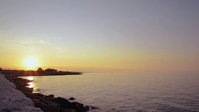 在一个有风的夏日日落时，维拉诺瓦·玛丽娜·奥斯图尼前面的海岸视频素材