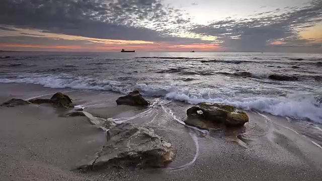 日出时分的黑海海岸视频素材