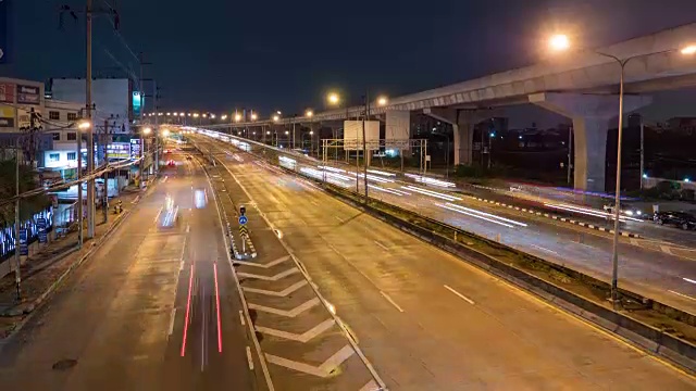 泰国曼谷河桥附近多彩的夜间交通视频素材