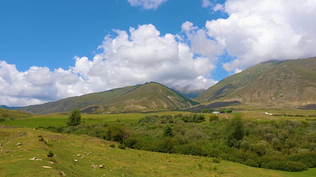 美丽的山川景观，绿色的草地和蓝天时光流逝视频素材