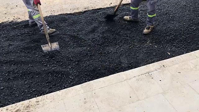 筑路，工人用铁锹视频素材
