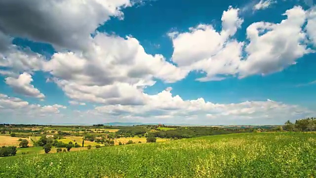 托斯卡纳田野的全景与山和云，时光流逝视频素材